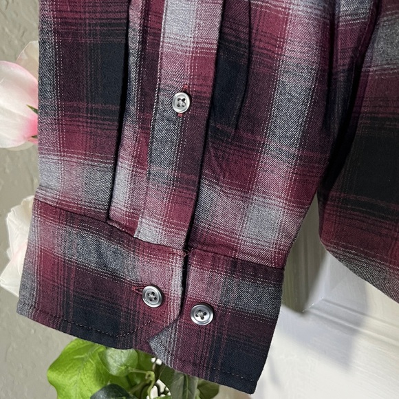 ✨Apt. 9 Men's Dark Plaid Button Down Shirt - Picture 4 of 8